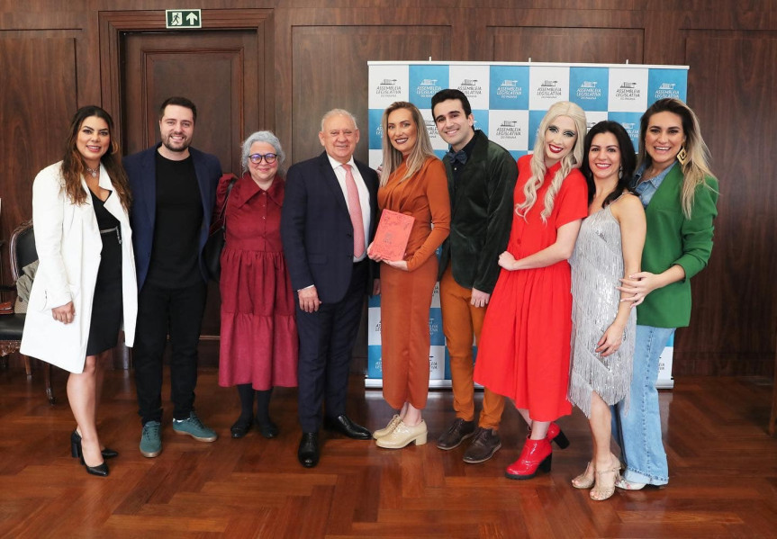 Elenco de espetáculo musical Aquele que ouve a voz do coração visita a Assembleia Legislativa