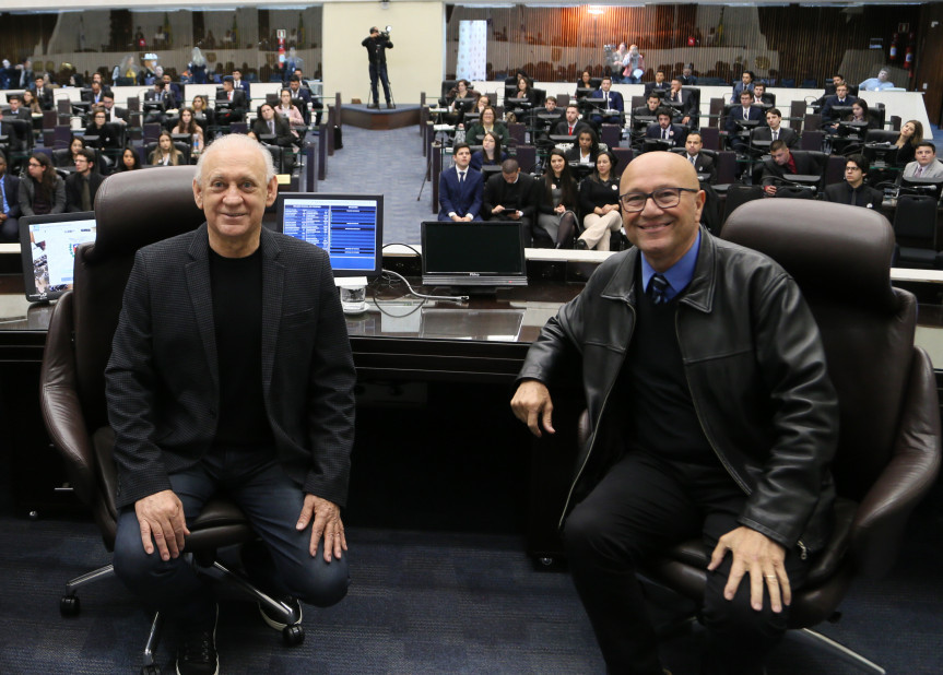 Presidente da Alep, deputado Ademar Traiano, e o primeiro secretário, deputado Romanelli, durante a edição 2019 do Parlamento Universitário. Projeto da Escola do Legislativo que será apresentado do evento Governo 5.0
