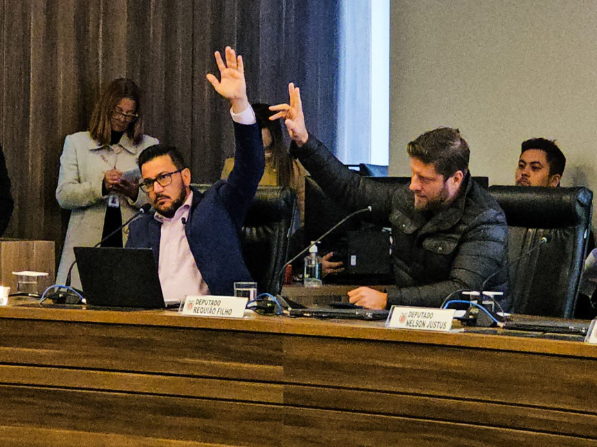 Os deputados Requião Filho e Arilson Chiorato se manifestam contra a proposta do Executivo na CCJ.