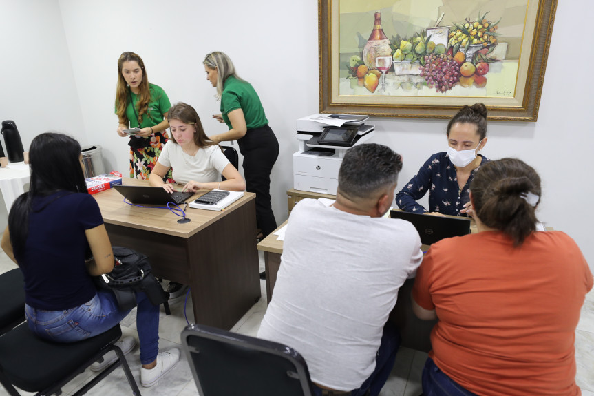 No primeiro dia do mutirão Concilia Paraná, 80 pessoas são atendidas na Assembleia Legislativa.