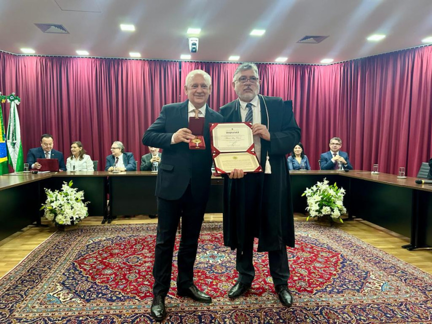 O presidente da Assembleia Legislativa do Paraná, deputado Ademar Traiano (PSD),recebeu a medalha da Comenda do Mérito Eleitoral das Araucárias das mãos do presidente do TRE-PR, Desembargador Wellington Emanuel Coimbra de Moura.