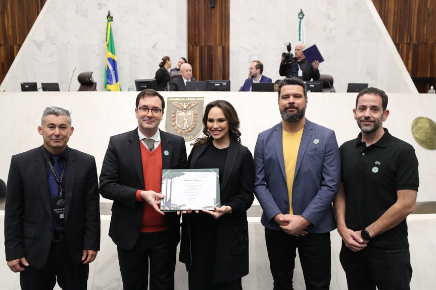 A menção honrosa foi entregue pela deputada na sessão plenária ao reitor da Universidade Positivo, Roberto Di Benedetto; ao diretor da UP Experience, Eduardo Faria Silva; ao coordenador do Teatro Positivo, Claudinei Branco e ao gerente de Marketing da Cruzeiro do Sul Educacional, Leandro Lopes Nogueira.