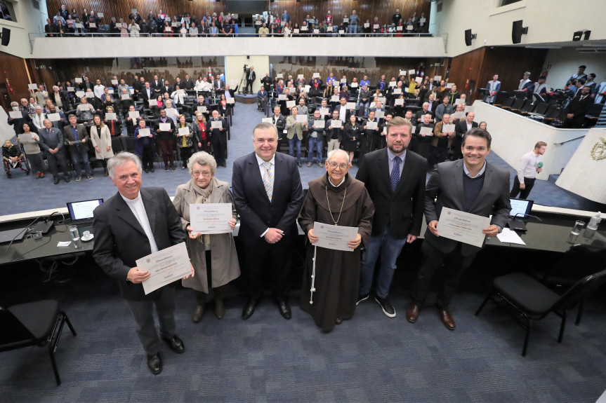 Solenidade aconteceu na noite desta quinta-feira (18), no Plenário da Assembleia Legislativa do Paraná.