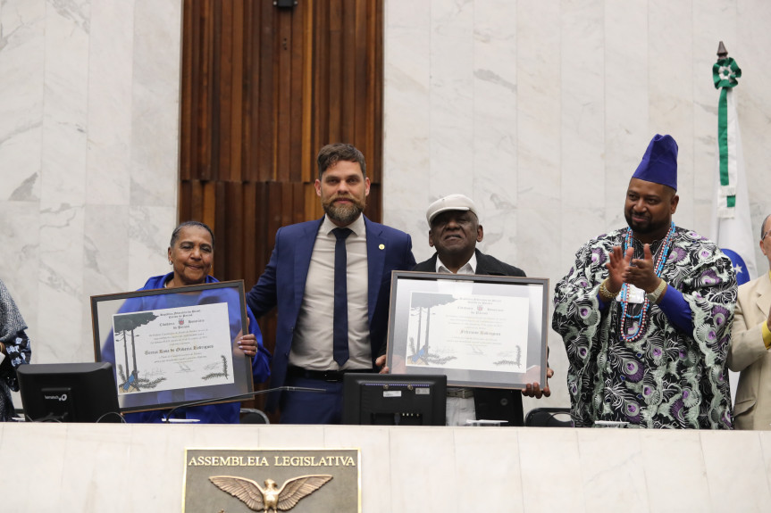 Os pais de santo, Feliciano Rodrigues e Tereza Rosa de Oliveira Rodrigues recebem o título de Cidadania Benemérita do Paraná.