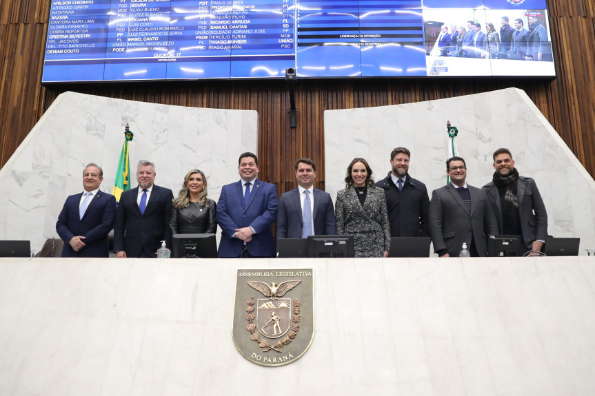 A nova Mesa Executiva da Assembleia para o biênio 2025-2027: (esq. p/ dir.) deputado Moacyr Fadel (PSD), terceiro vice-presidente; deputado Delegado Jacovós (PL), segundo vice-presidente; deputada Flávia Francischini (União), primeira vice-presidente; deputado Gugu Bueno (PSD), primeiro-secretário; deputado Alexandre Curi (PSD), presidente; deptuada Maria Victoria (PP), segunda-secretária; deputado Requião Filho (PT), terceiro-secretário; deputado Alexandre Amaro (Republicanos), quarto-secretário; e deputado Goura (PDT), quinto-secretário.
