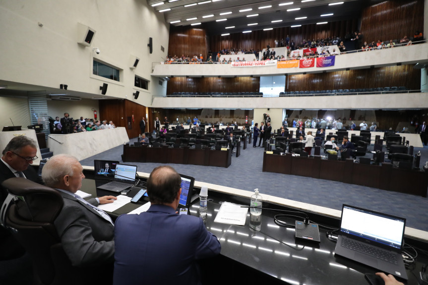 Sessão plenária desta terça-feira contou com a presença de manifestantes contrários às pautas do Governo.