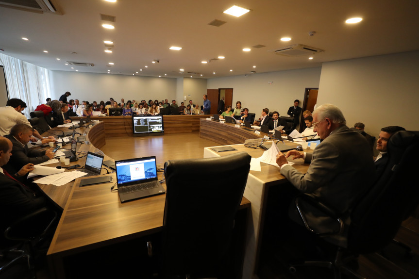 Projeto que reajusta o piso salarial do Paraná é aprovado na reunião da Comissão de Constituição e Justiça (CCJ).