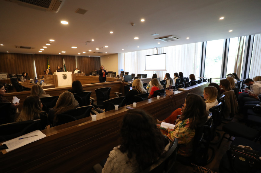 Curso promovido pela Escola do Legislativo e Procuradoria da Mulher reuniu legisladoras e assessoras de 73 municípios paranaenses.