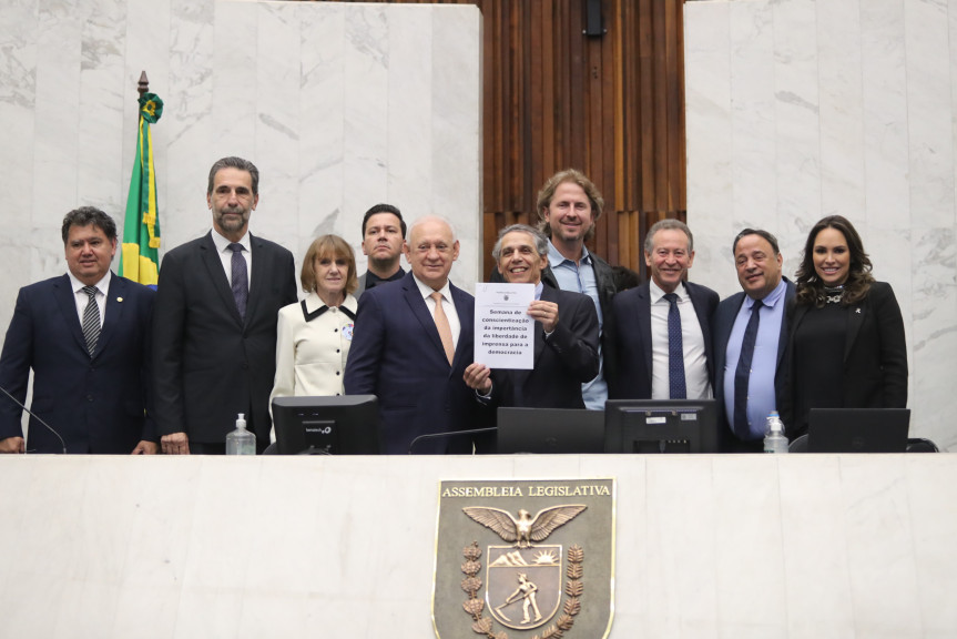 O presidente da Casa, deputado Ademar Traiano (PSD), reforçou nesta segunda-feira (03) a importância da defesa da liberdade de imprensa durante encontro com o presidente do Sindicato dos Jornalistas Profissionais do Paraná, Célio Martins, que visitou o Legislativo para celebrar a aprovação do projeto de lei 133/2022.