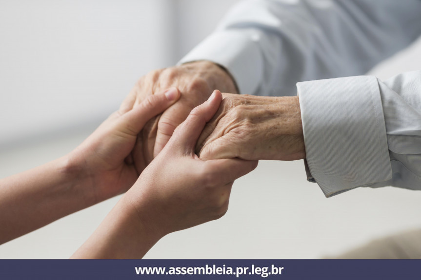 Lei aprovadas na Assembleia Legislativa do Paraná visam cuidado e proteção do idoso.