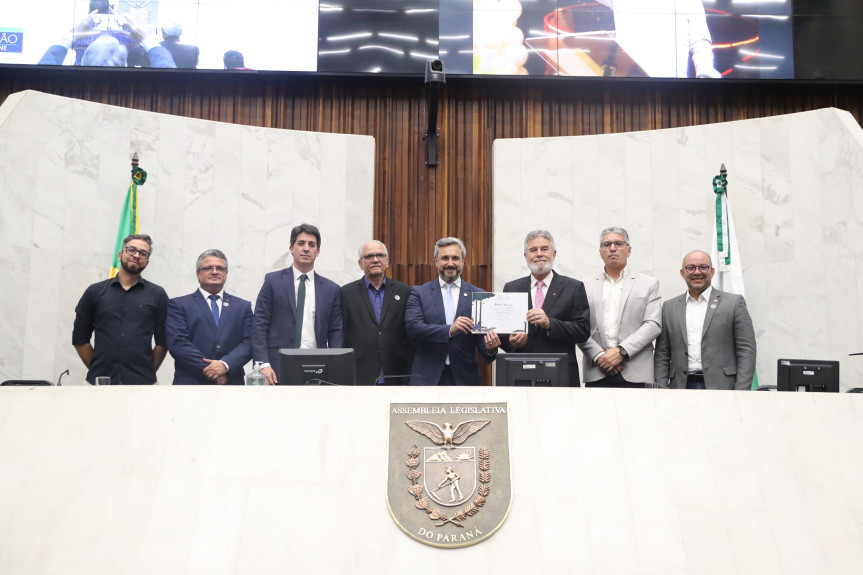 Solenidade ocorreu na noite desta terça-feira (19), no Plenário da Assembleia Legislativa do Paraná.