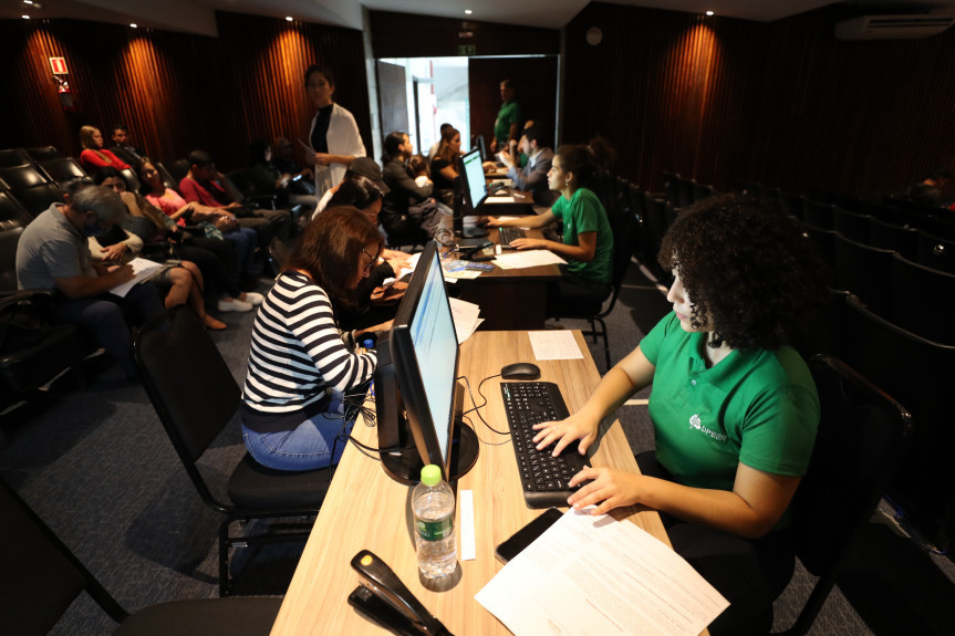 No primeiro dia do mutirão Concilia Paraná, 80 pessoas são atendidas na Assembleia Legislativa.