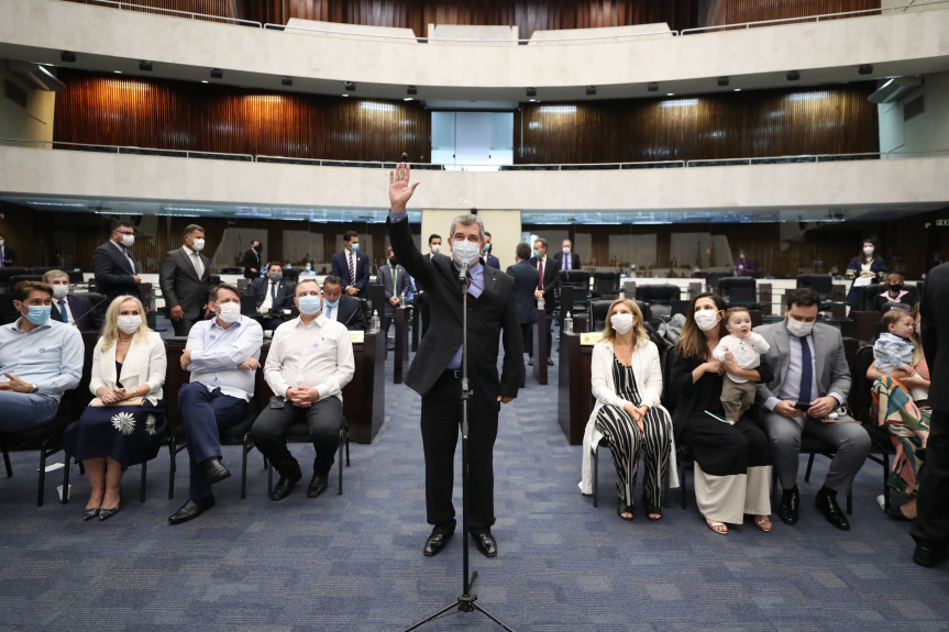 Deputado Bazana presta juramento.