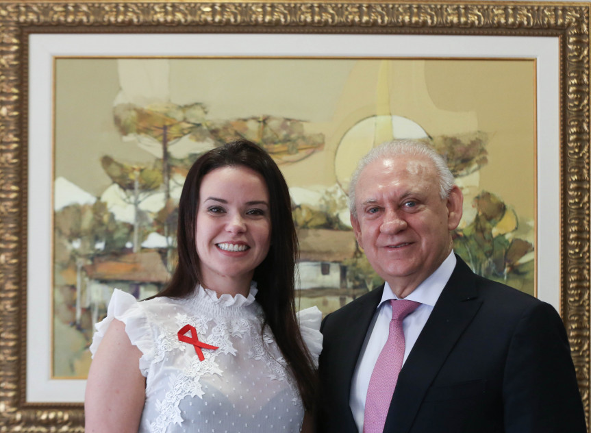 A dentista, professora e coordenadora clínica da Faculdade Guairacá, Ana Paula Prestes Virmond Traino, e o deputado Ademar Traiano, autor do projeto que institui o Novembro Vermelho, mês de conscientização e prevenção do câncer de boca.