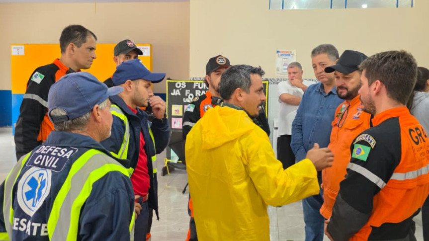 Deputado Cobra Repórter (PSD) acompanha atendimento da Defesa Civil em Pitangueiras.