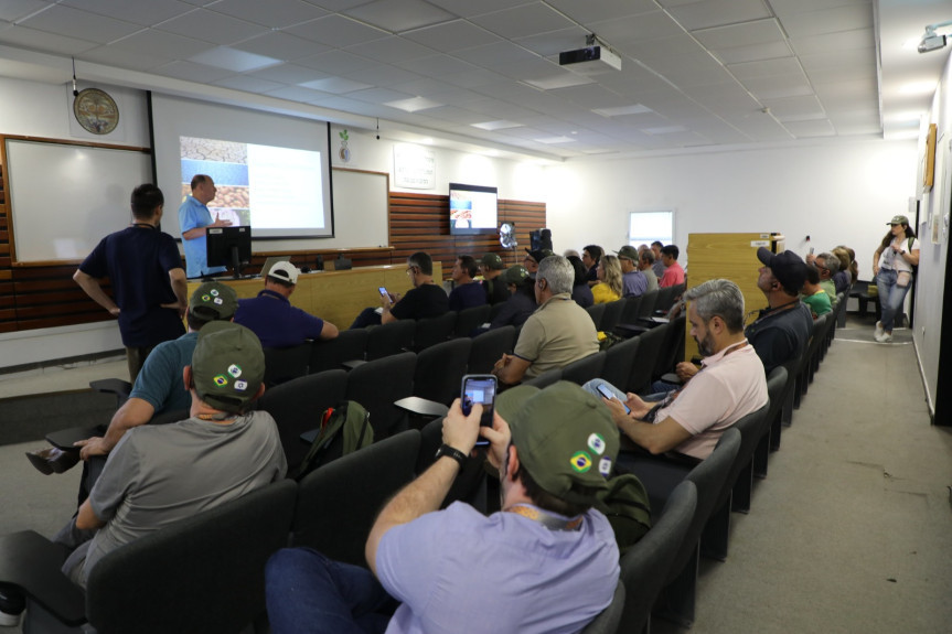 Durante a visita, o terceiro grupo da Viagem Técnica Internacional do Sistema FAEP/SENAR-PR conheceu um resumo da experiência agrícola de Israel, que é fundamentada em tecnologia e inovação, principalmente em relação ao uso sustentável e racional da água.