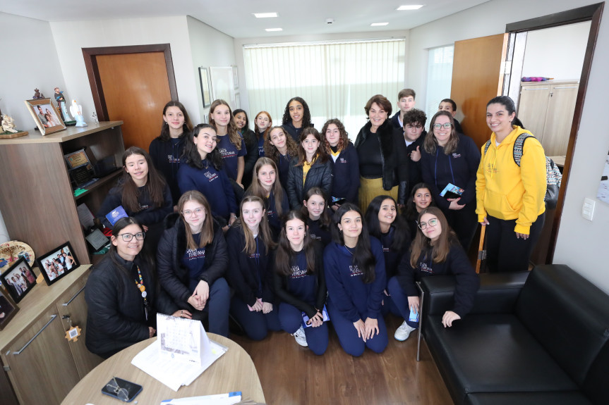 Alunos foram recebidos pelo deputada Cristina Silvestri (PSDB).