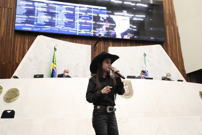 A jovem Maria Victória, da cidade de Alto Piquiri, levou o Paraná à etapa final do The Voice Kids e recebeu homenagem na Assembleia Legislativa do Paraná.