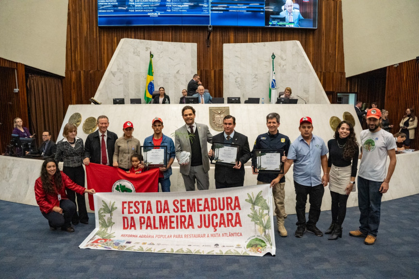 O parlamentar homenageou o Movimento dos Trabalhadores Rurais Sem Terra no Paraná (MST/PR) e outras organizações pelo lançamento de quatro toneladas de sementes da palmeira Juçara em uma área de 67 hectares de reserva legal da Comunidade Dom Tomás Balduíno, no município de Quedas do Iguaçu, Região Centro-sul do estado.