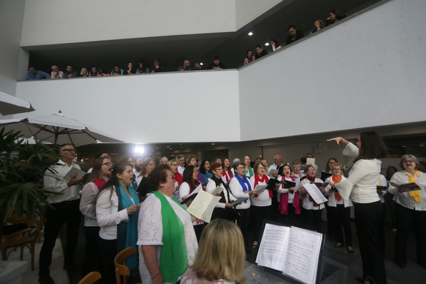 Projeto da Diretoria de Comunicação da Assembleia Legislativa promoveu apresentações de artistas paranaenses e encantou funcionários e visitantes.