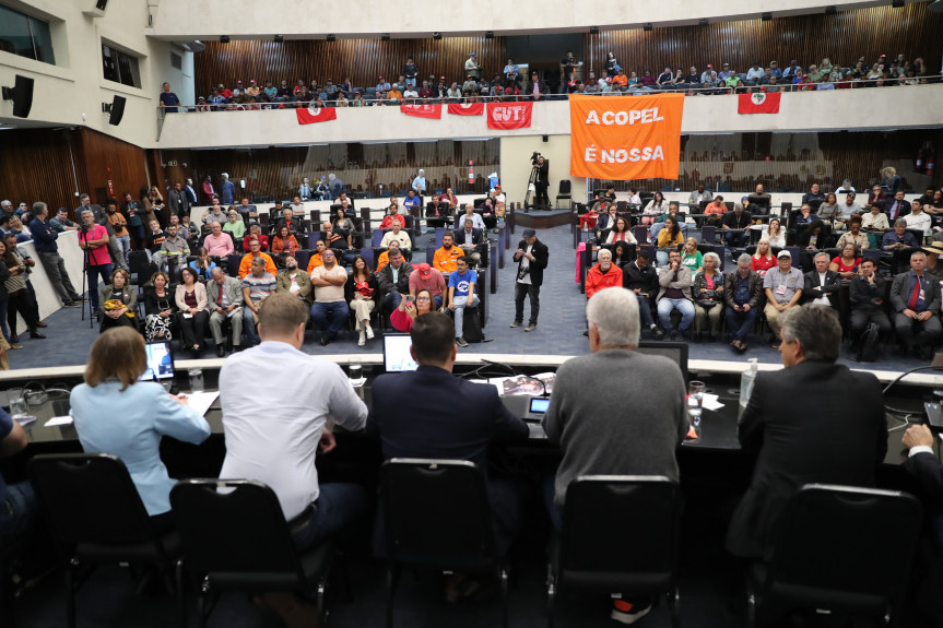 Encontro ocorreu na noite desta segunda-feira (17), no Plenário da Assembleia Legislativa do Paraná.