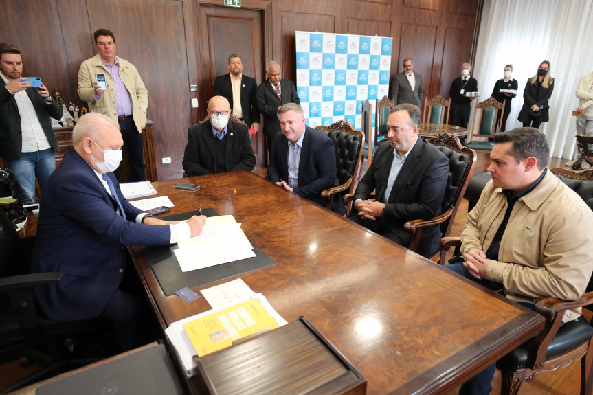 Deputados Fernando Francischini, Emerson Bacil, Cassiano Caron e Do Carmo reassumem o mandato na Assembleia Legislativa do Paraná.