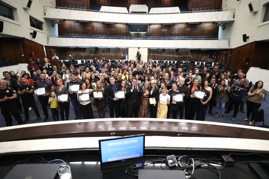 Solenidade ocorreu na noite desta quinta-feira (23), no Plenário da Assembleia Legislativa do Paraná.