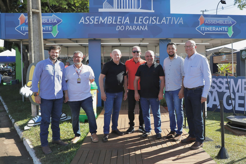 Ao longo desta quinta-feira, parlamentares receberam lideranças e a população no estande da Assembleia Itinerante.