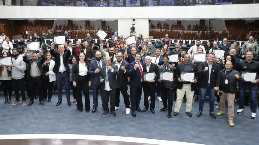 Solenidade ocorreu na noite desta quinta-feira (22), no Plenário da Assembleia Legislativa do Paraná.