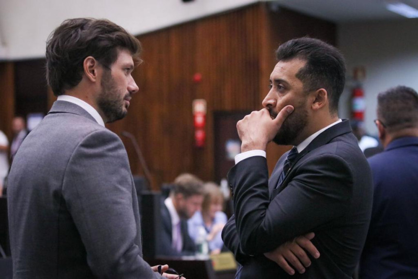 O autor do projeto, deputado Soldado Adriano José (à dir.), já articulou com o presidente da CCJ, deputado Tiago Amaral (à esq.), o início da tramitação do texto.