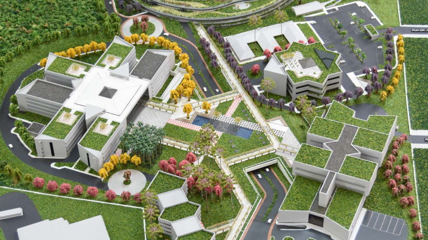 O novo hospital terá três pavimentos, com 7,7 mil metros quadrados de área construída.