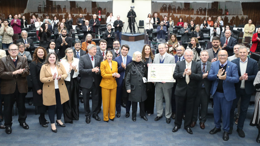 Solenidade ocorreu na noite desta segunda-feira (9), no Plenário da Assembleia Legislativa do Paraná.