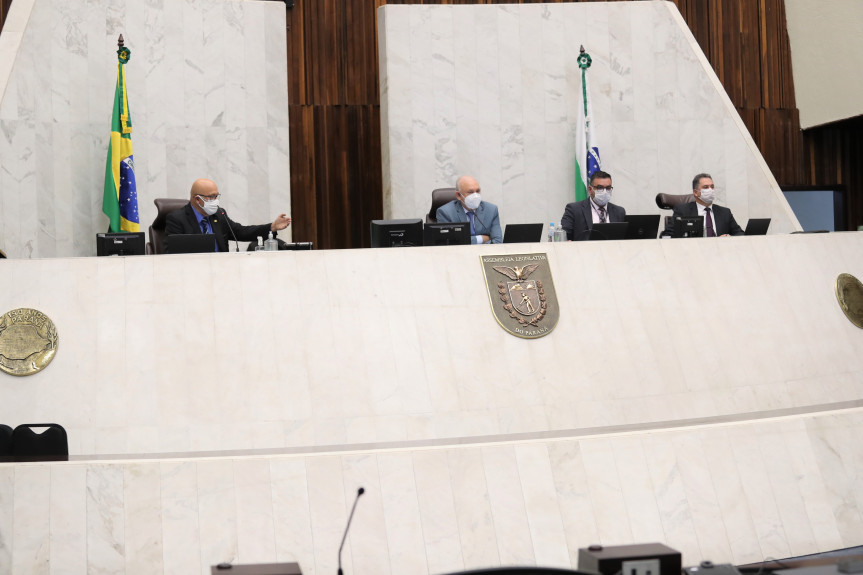 Assembleia Legislativa retoma sessão de forma híbrida, com até 25 deputados presentes em plenário.