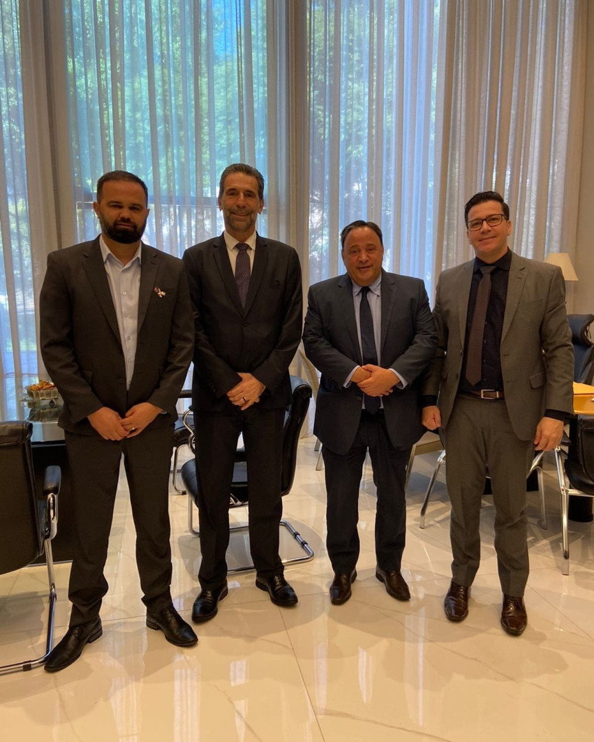 A reunião contou com a presença do secretário de Educação, Roni Miranda; do diretor-geral da usina, Enio Verri; e do presidente do PT do Paraná, deputado Arilson Chiorato.