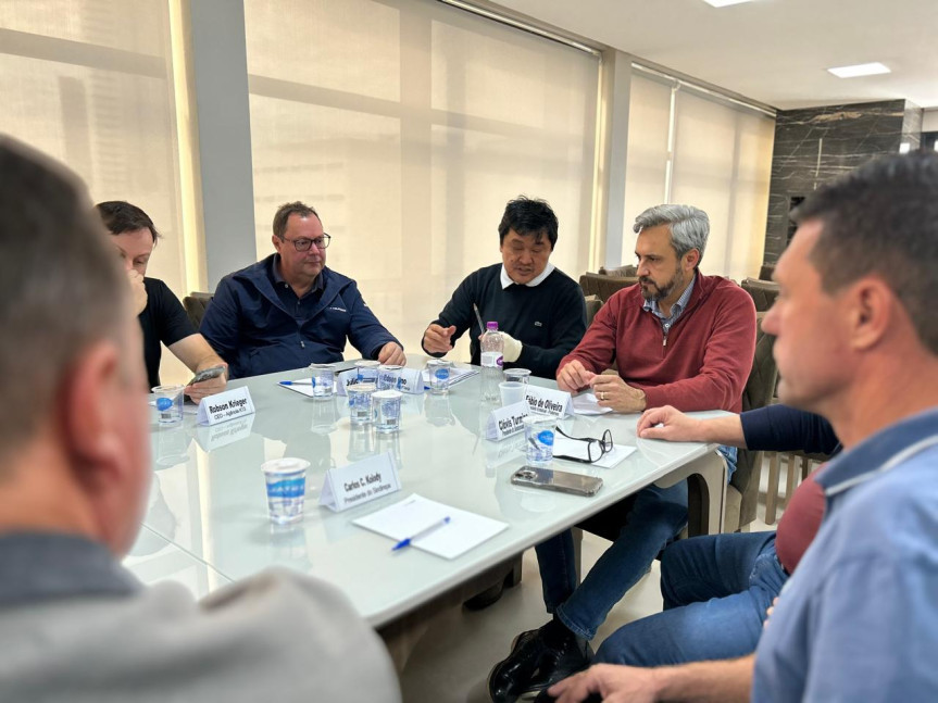 O encontro na Casa da Indústria em Guarapuava contou com a presença do diretor da Fiep, Edson Ono; Julio Agner (coordenador da Fiep Campos Gerais); Carlos Kolody (presidente do Sindirepa); Clovis Turmina (presidente do Sindusmadeira); e dos empresários Marco Gluskoski, Neri Blosquevis e Robson Krieger.