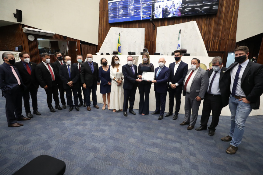 Juíza Cláudia Catafesta, da Vara de Adolescentes de Londrina, é homenageada pela Assembleia Legislativa.