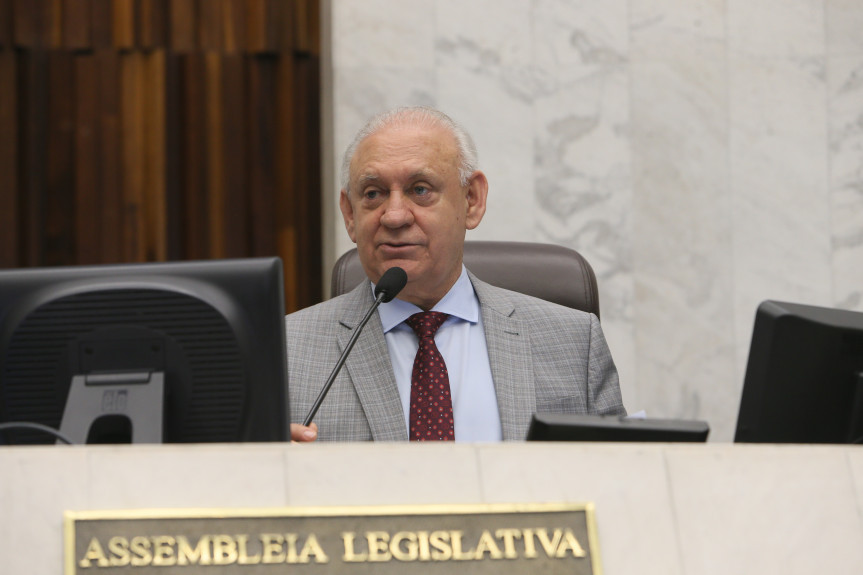 Durante a sessão plenária, o presidente Traiano fez o anúncio do novo portal de notícias da Assembleia.