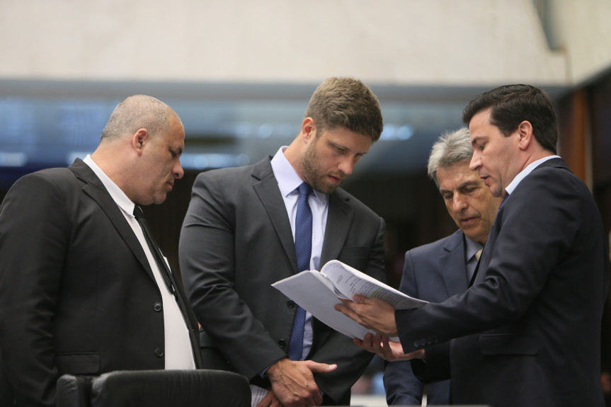 Deputados debatem, durante a sessão plenária, os projetos do Executivo que promove alterações no regime de previdência dos servidores estaduais