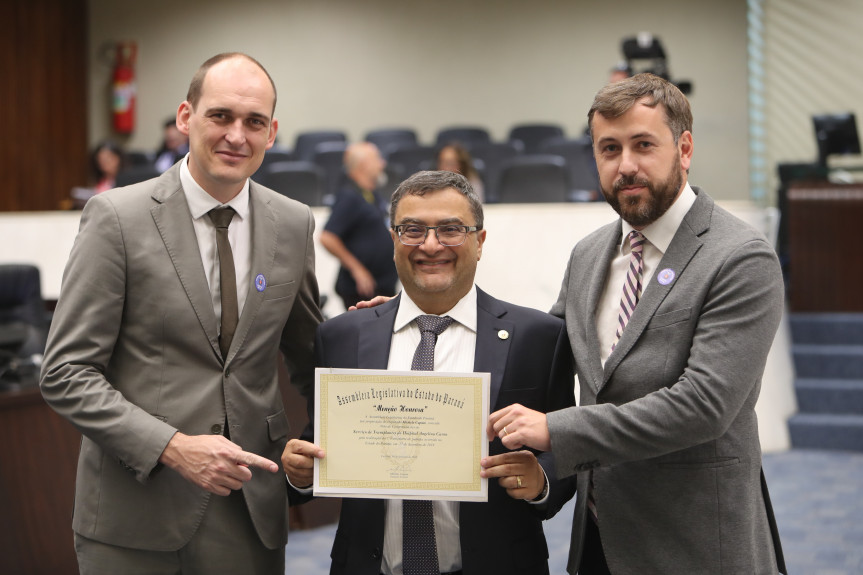Equipe que fez o primeiro transplante de pulmão do Paraná recebe homenagem na Assembleia Legislativa.
