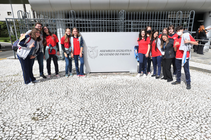Alunos do Colégio Adventista Bom Retiro, de Curitiba, foram os primeiros a visitarem a Assembleia no ano de 2022, após dois anos sem visita em razão da pandemia de covid-19.