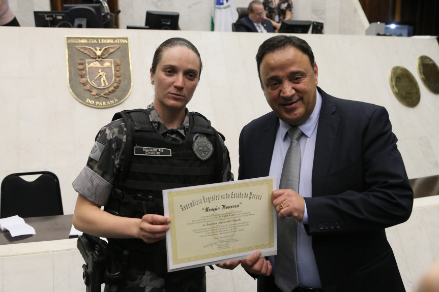 1ª mulher a fazer parte da Companhia de Operações com Cães (COC) da PMPR, Soldado Angélica Chuede, recebe homenagem na Alep.