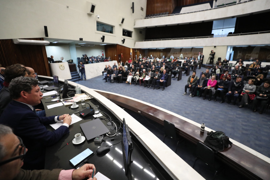 O seminário promovido pela Escola do Legislativo ocorreu na tarde desta quinta-feira (15), no Plenário da Casa.