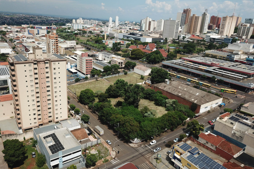 A área de 12 mil metros quadrados na Avenida Leste-Oeste, em frente ao Terminal Urbano, foi adquirida pelo Governo do Estado por R$ 19 milhões. A previsão do governo estadual é de concluir projetos e licitar a obra até o final deste ano, para concluir a construção em 2026.