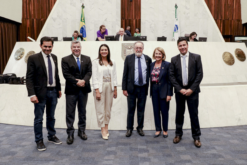 Membros titulares da Comissão de Saúde Pública da Assembleia: (esq. p/ dir.) deputado Marcio Pacheco (Republicanos) ; deputado Delegado Jacovós (PL); deputada Mabel Canto (PSDB);  o presidente Tercilio Turini (PSD); a deptuada Marcia Huçulak (PSD); e o deputado Arilson Chiorato (PT).