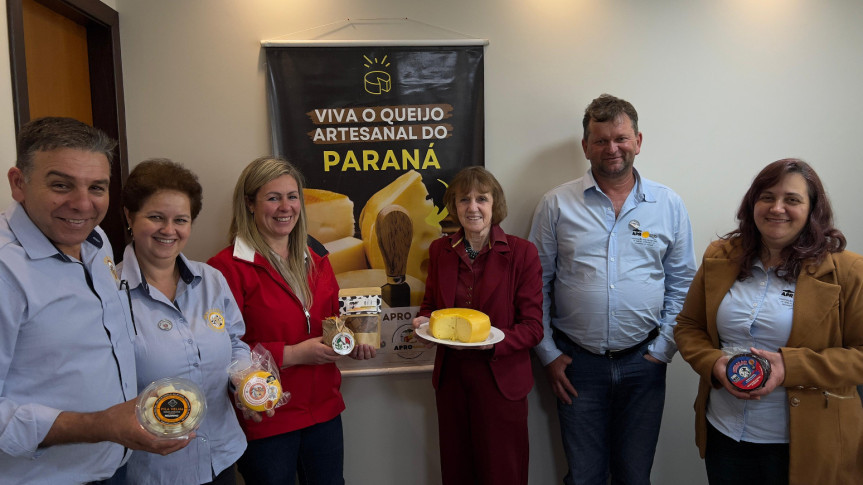 Deputada Luciana Rafagnin (PT) com produtores de queijos artesanais.