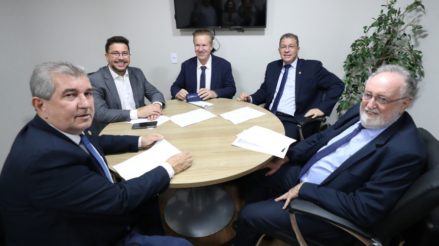 Reunião ocorreu após a sessão plenária desta segunda-feira (30).