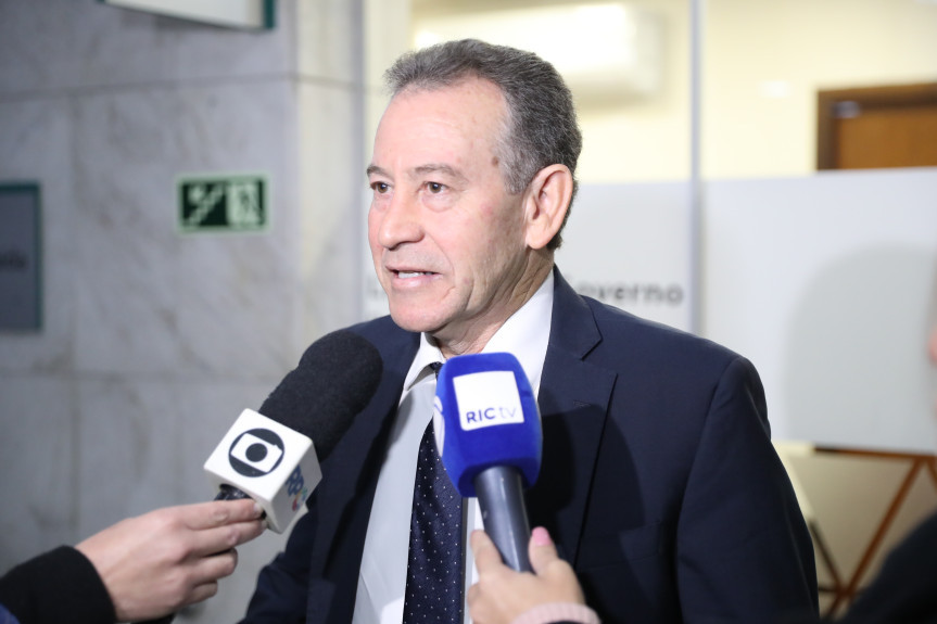 Deputado Professor Lemos (PT) fala à imprensa após pedir vistas ao texto do Governo na Comissão de Educação.