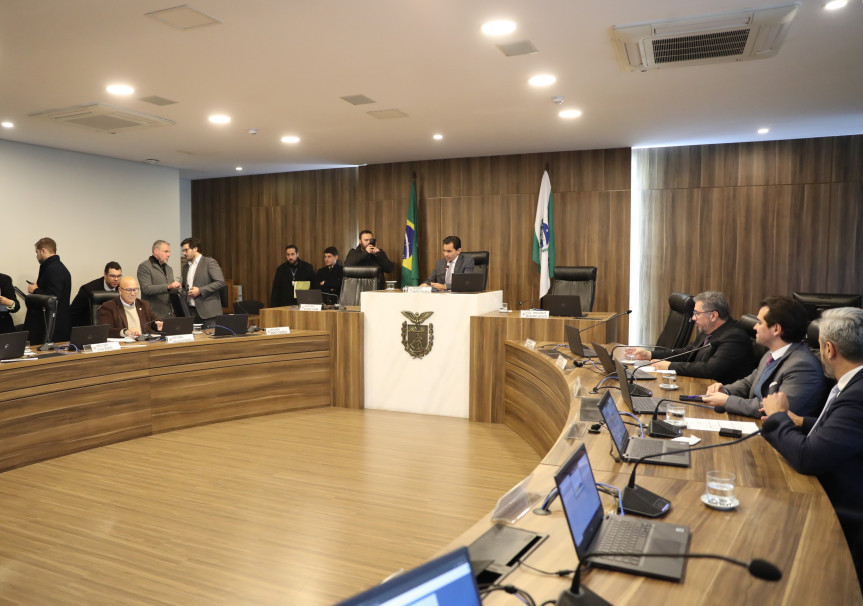 Comissão de Finanças reuniu-se antes da sessão plenária desta terça-feira (28).