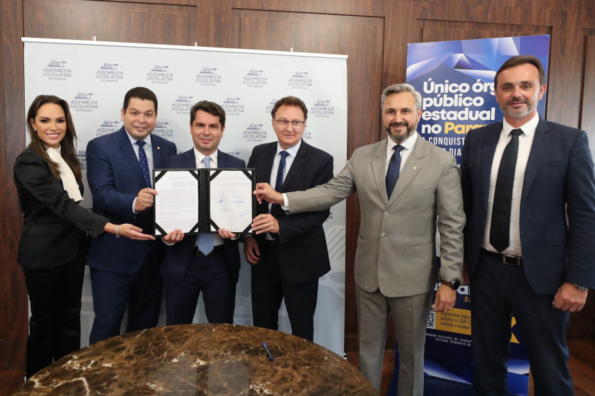 Assinatura ocorreu na manhã desta segunda-feira (24), no Gabinete da Presidência da Assembleia.