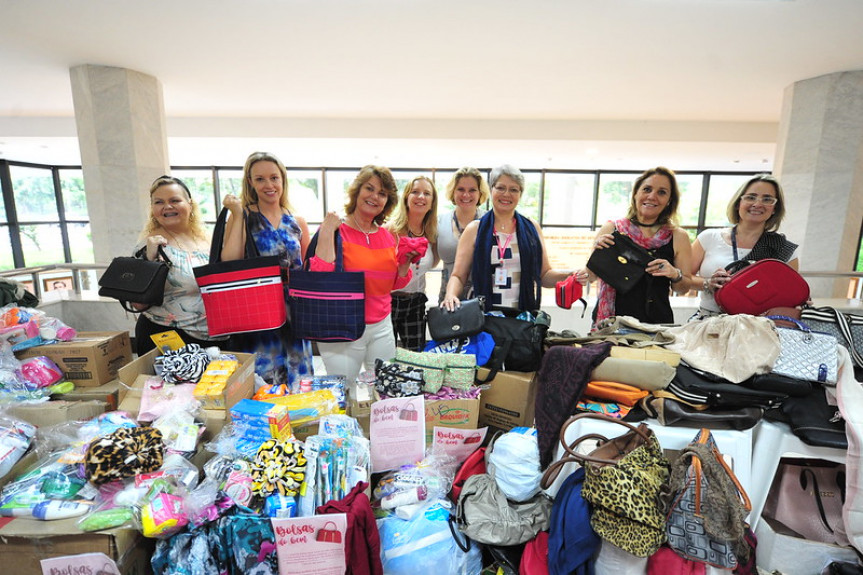 Campanha Bolsas do Bem arrecadou produtos de higiene pessoal para mulheres carentes em tratamento de câncer de mama.